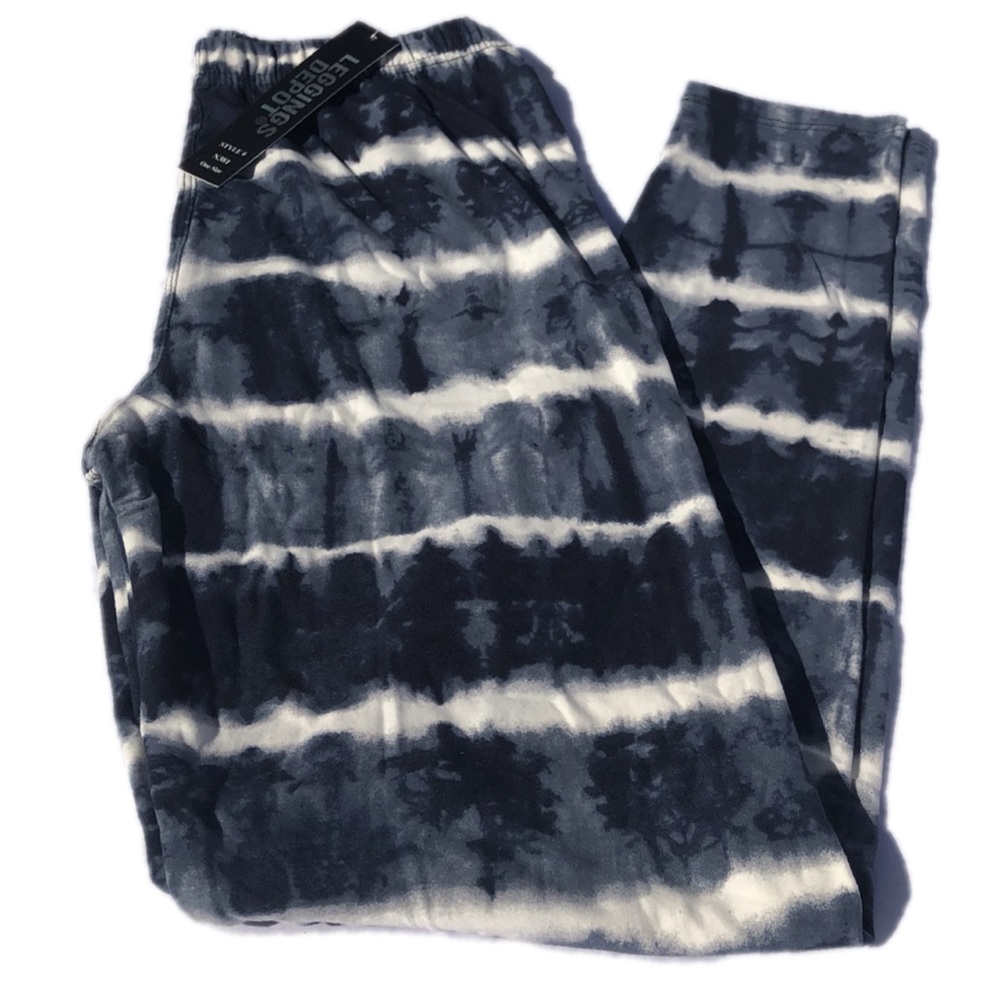 🛑CLEARANCE‼️ 🆕 Blue and white tie-dye Leggings One size fits 0 to 12
